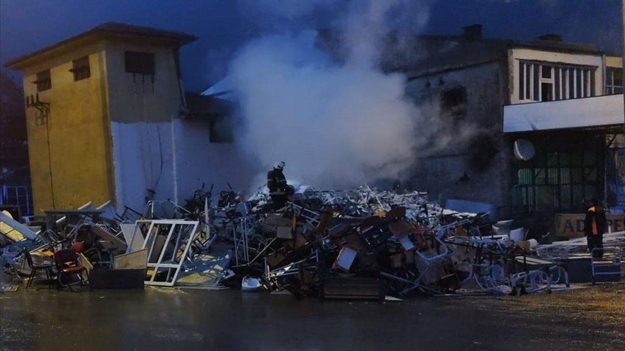 Kayseri'de Yıldırım Hurdalığı Ateşe Verdi