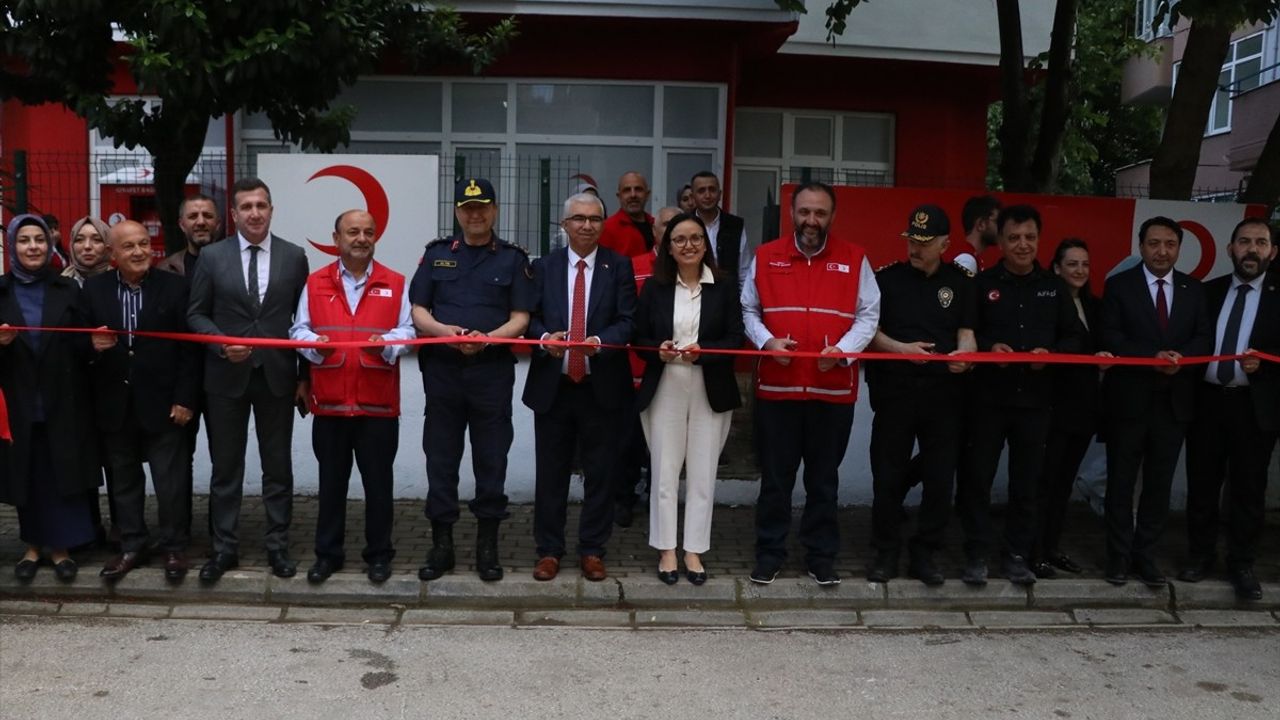 Kızılay Butik Yalova'da Açıldı: İhtiyaç Sahiplerine Ücretsiz Hizmet