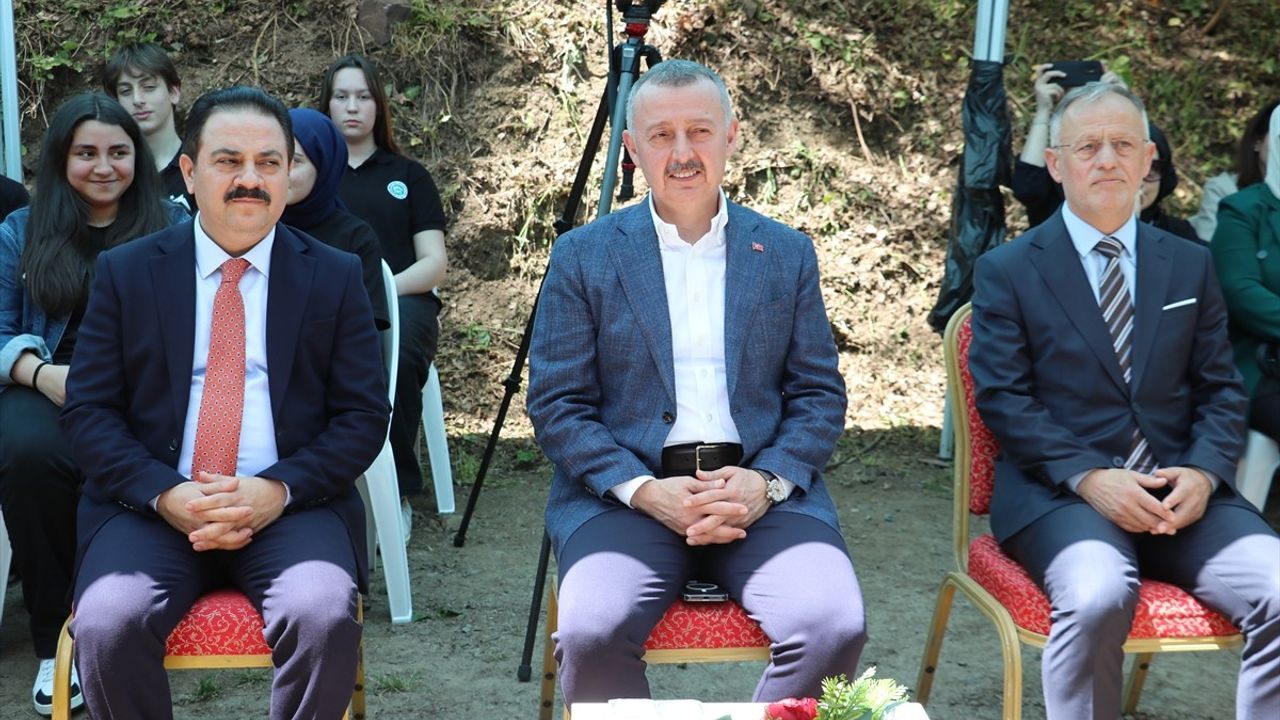 Kocaeli'de 8 Bin Kırmızı Benekli Alabalık Yavrusu Kirazdere'ye Bırakıldı