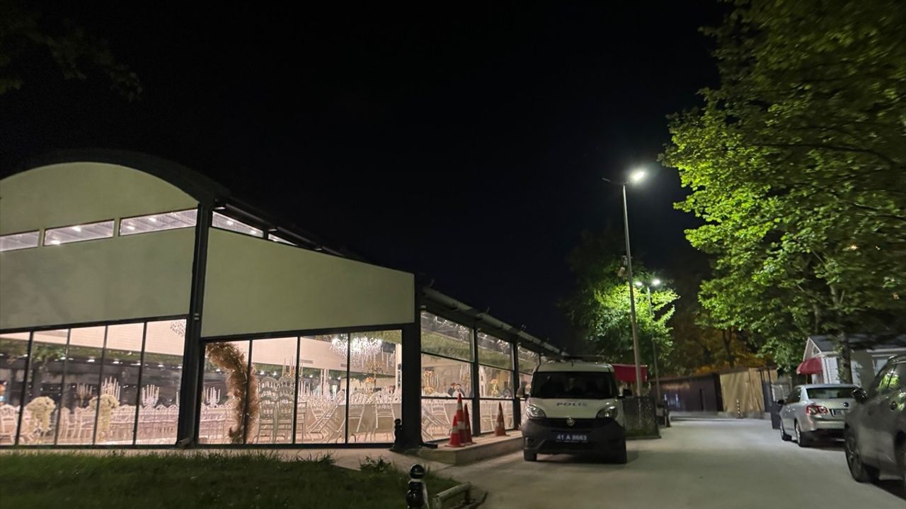 Kocaeli'de Düğün Salonunda Disco Topu Sondan Düştü: 3 Yaralı