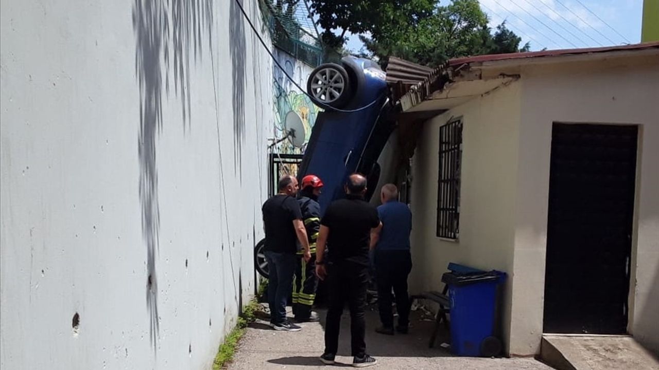 Kocaeli'de İstinat Duvarından Düşen Otomobilin Sürücüsü Yaralandı