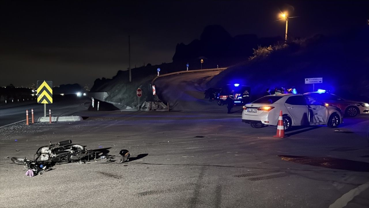 Kocaeli'de Motosiklet ve Otomobil Çarpıştı: 1 Ölü, 2 Yaralı