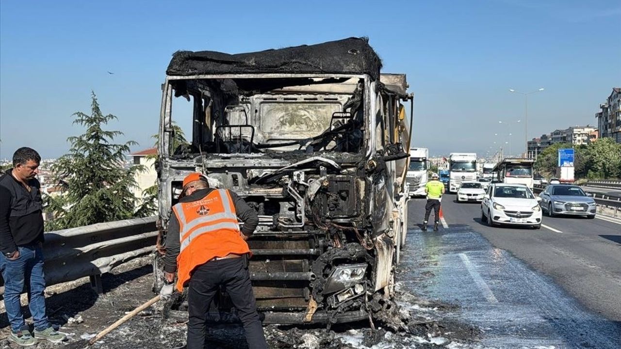 Kocaeli'de Tır Yangını D-100 Kara Yolunda Ulaşım Sorunlarına Neden Oldu
