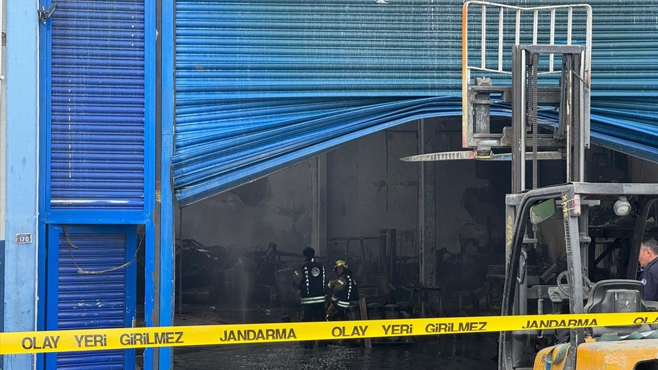 Kocaeli'deki Boya Fabrikasında Yangın Kontrol Altına Alındı