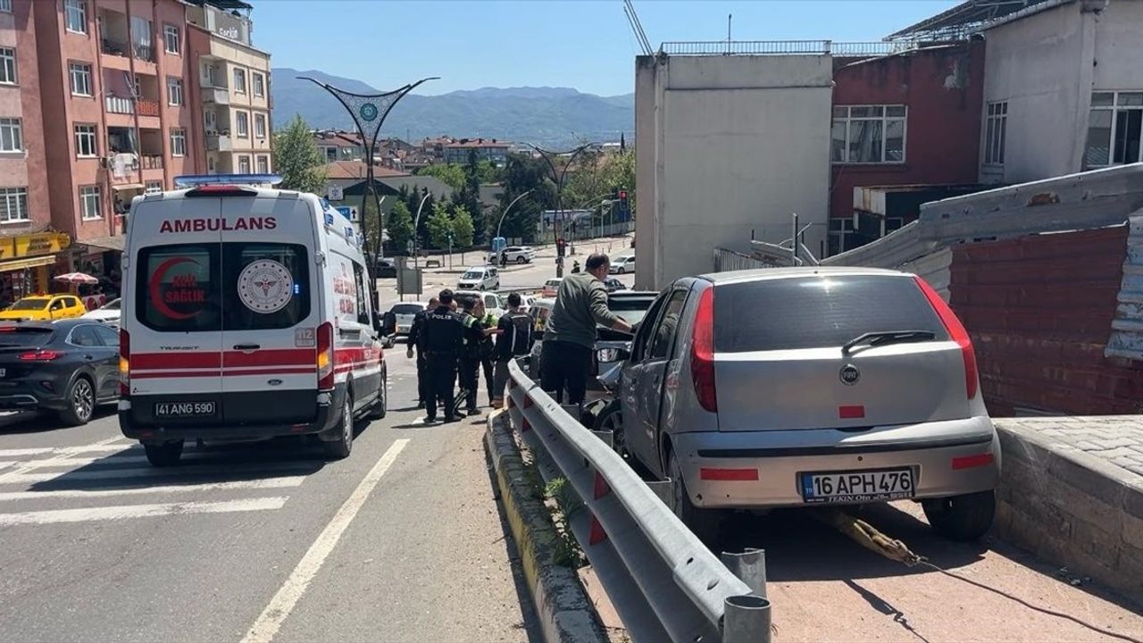 Kocaeli'deki Trafik Kazası: 5 Yaralı