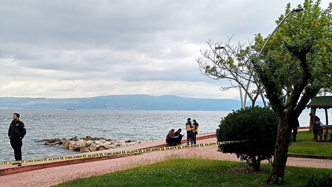 Kocaeli Karamürsel'de Kayalıklarda Erkek Cesedi Bulundu