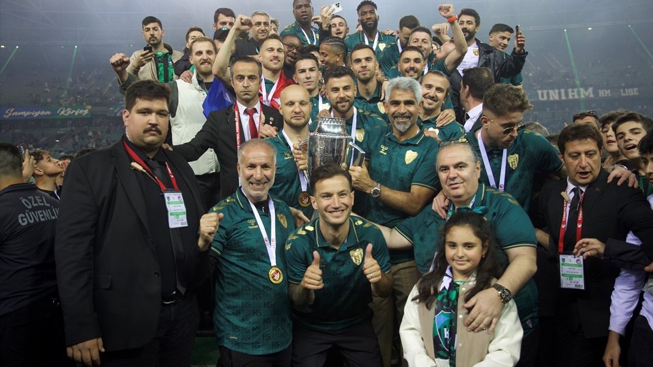 Kocaelispor Süper Lig'e Yükseldi