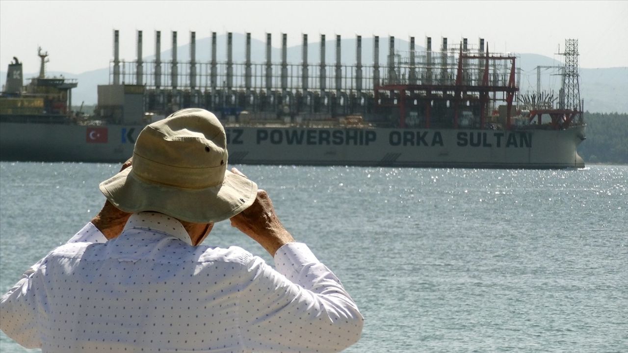 KPS Orka Sultan Gemisi Çanakkale Boğazı'ndan Geçti