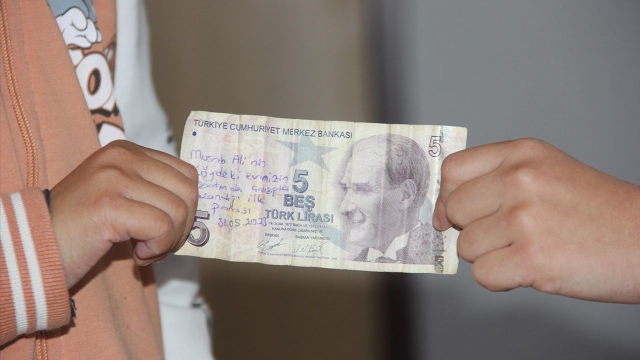 Küçük Kalplerin Büyük Davranışı: Öğrenci Arkadaşının İlk Parasını Geri İade Etti
