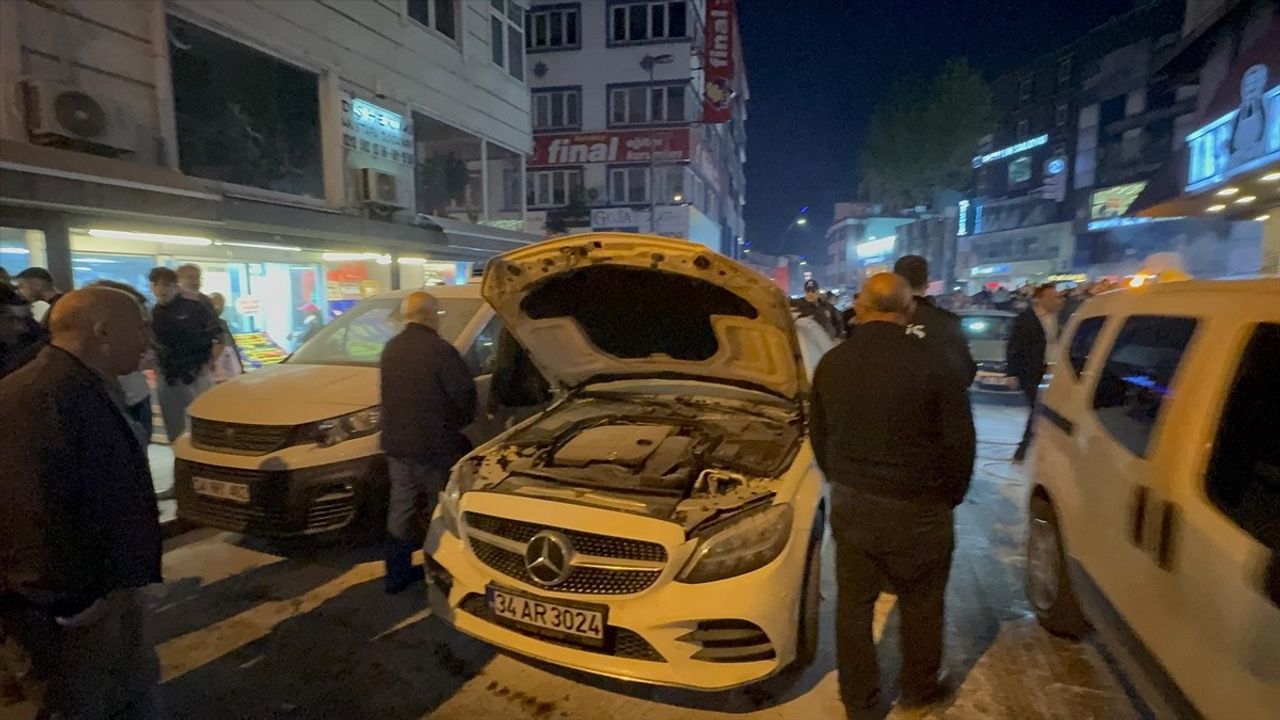 Küçükçekmece'deki Galatasaray Şampiyonluk Kutlaması Sırasında Havai Fişek Patladı