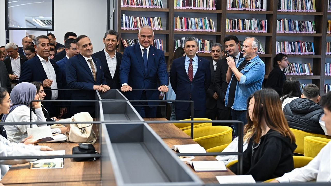 Kültür ve Turizm Bakanı Ersoy, Yeni Kütüphane Açılışında Antalyalılarla Buluştu