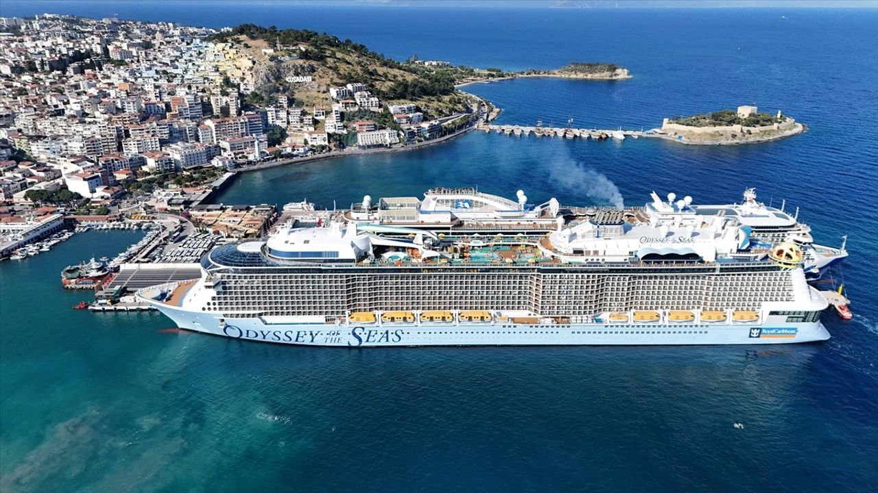 Kuşadası'na 8.560 Turist Getiren Kruvaziyer İstilasısı
