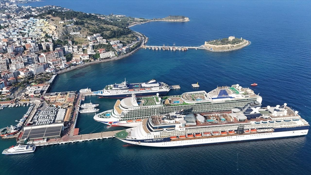 Kuşadası'na Dört Kruvaziyer ile 7 Bin 427 Turist Geldi