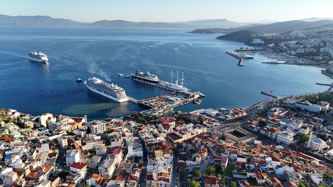 Kuşadası'nda 5 Kruvaziyer Geldi