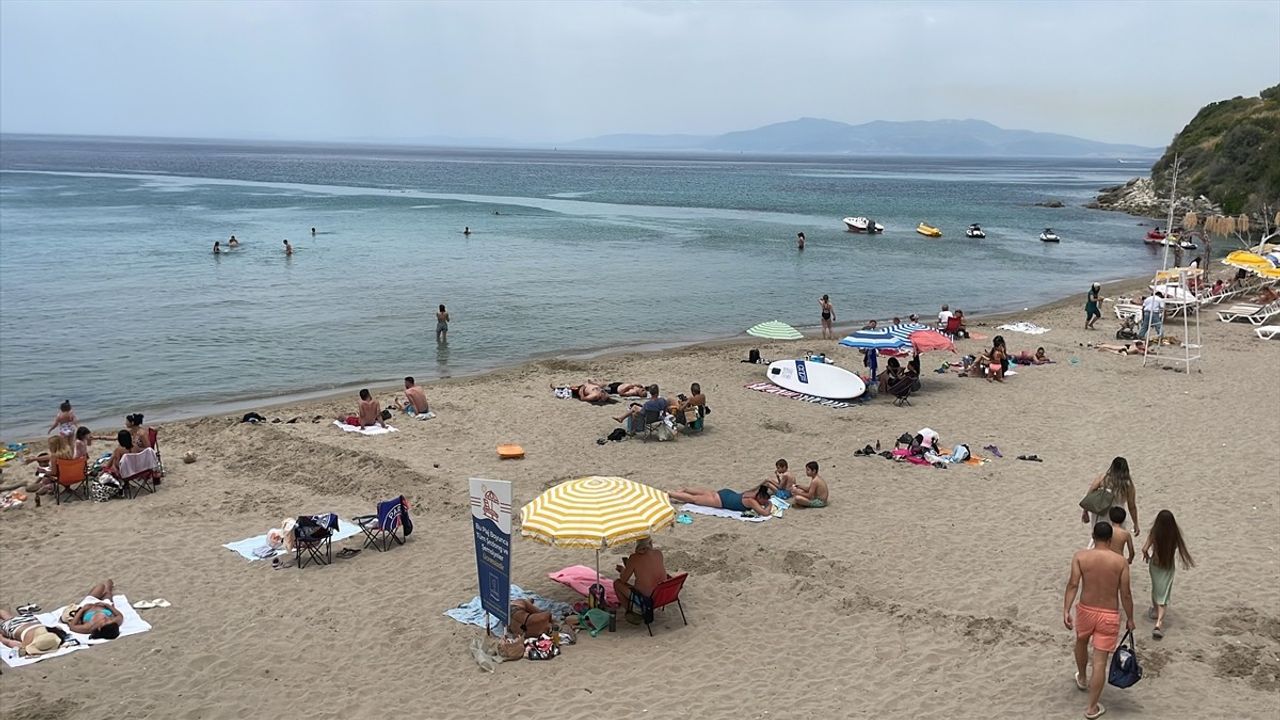 Kuşadası ve Didim'deki Sahillerde Yoğun Denizsever Akını