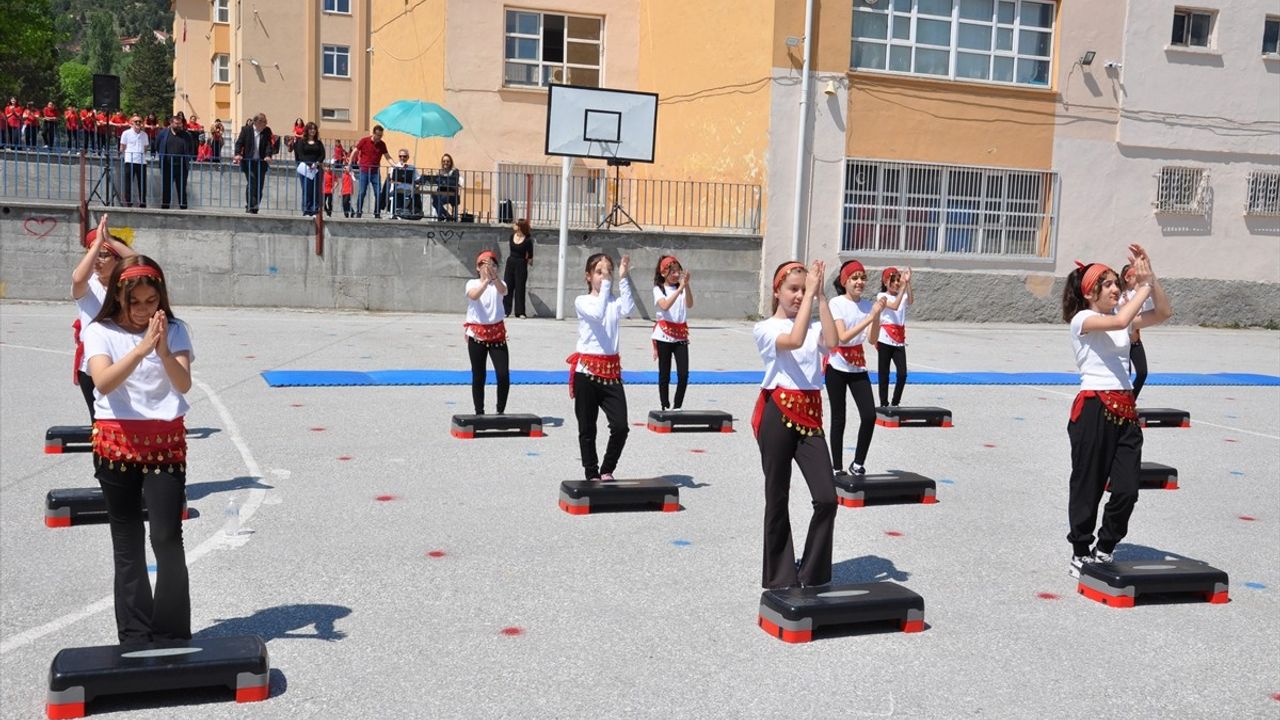 Kütahya'da 100'den Fazla Öğrenci Harmandalı Oynadı