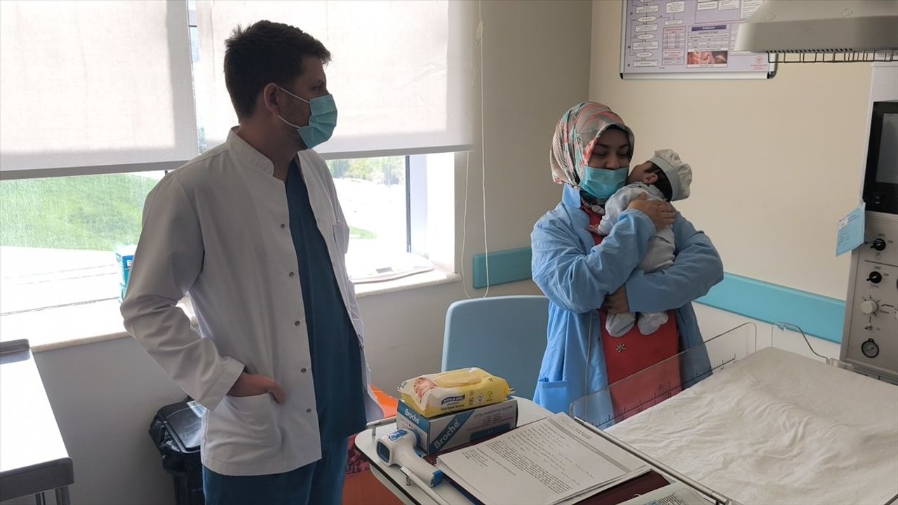 Kütahya'da Bebeğin Boynundan 445 Gram Tümör Çıkarıldı