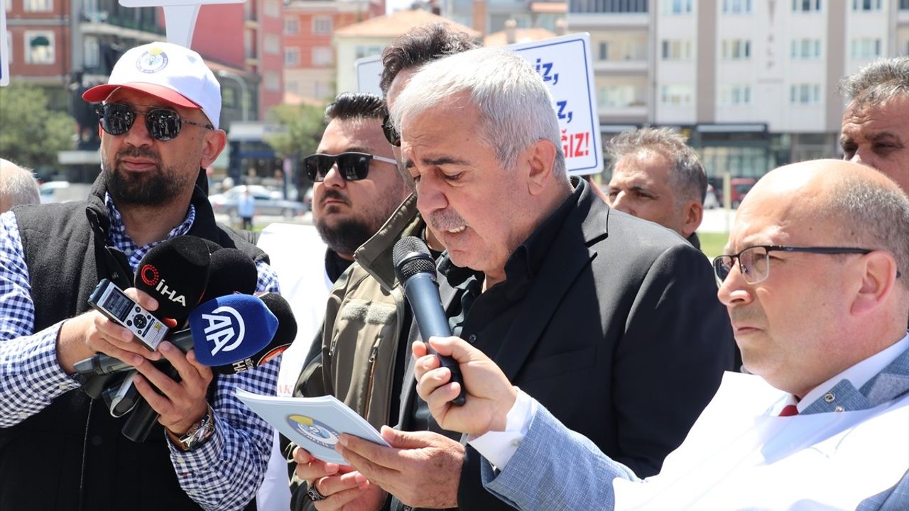 Kütahya'da Belediyede İşten Çıkarılan İşçiler Protesto Edildi
