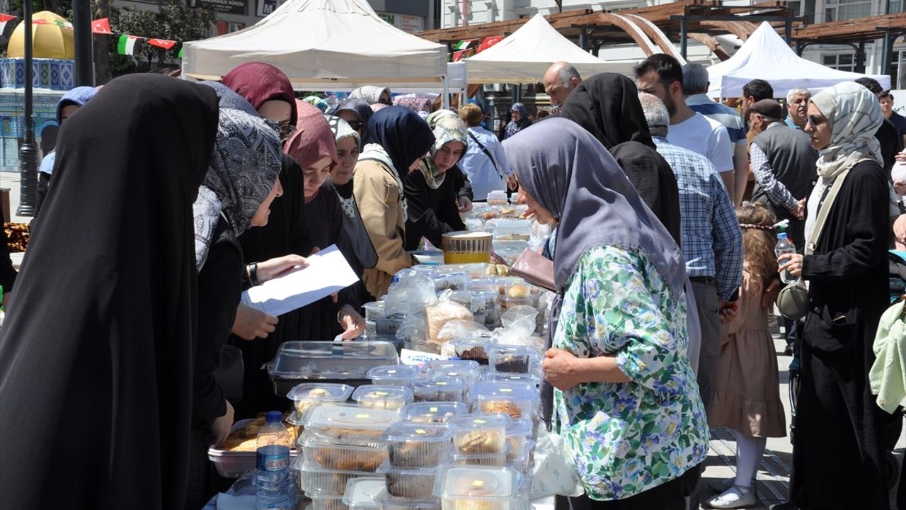 Kütahya'da Gazze İçin Hayır Çarşısı Açıldı
