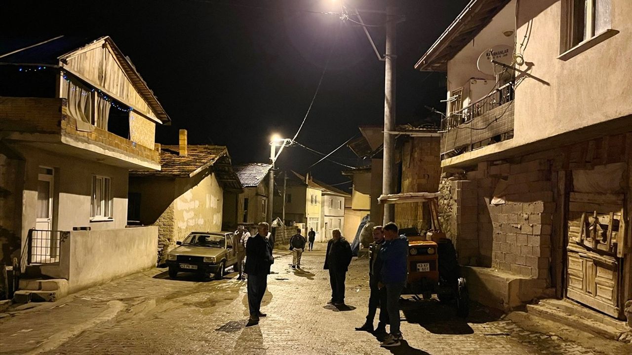 Kütahya'da Köylüler Geceyi Dışarıda Geçiriyor