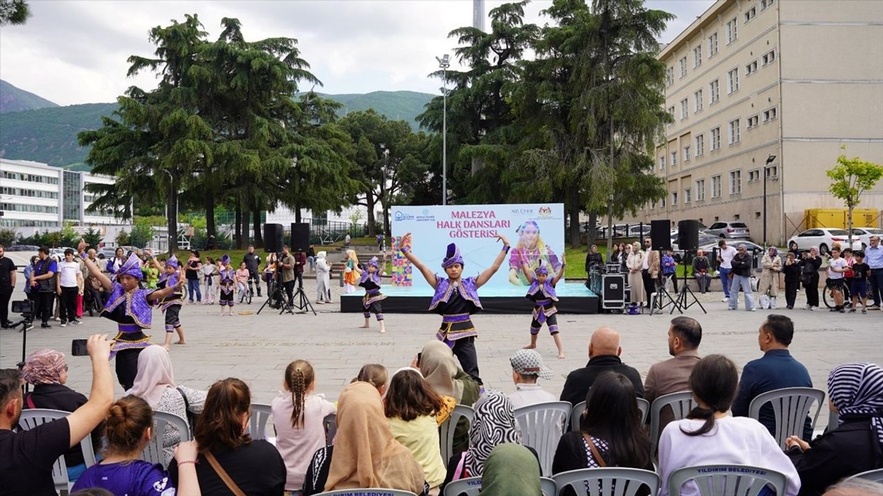 Malezya Ekibi Bursa'da Halk Dansları Gösterisi Düzenledi