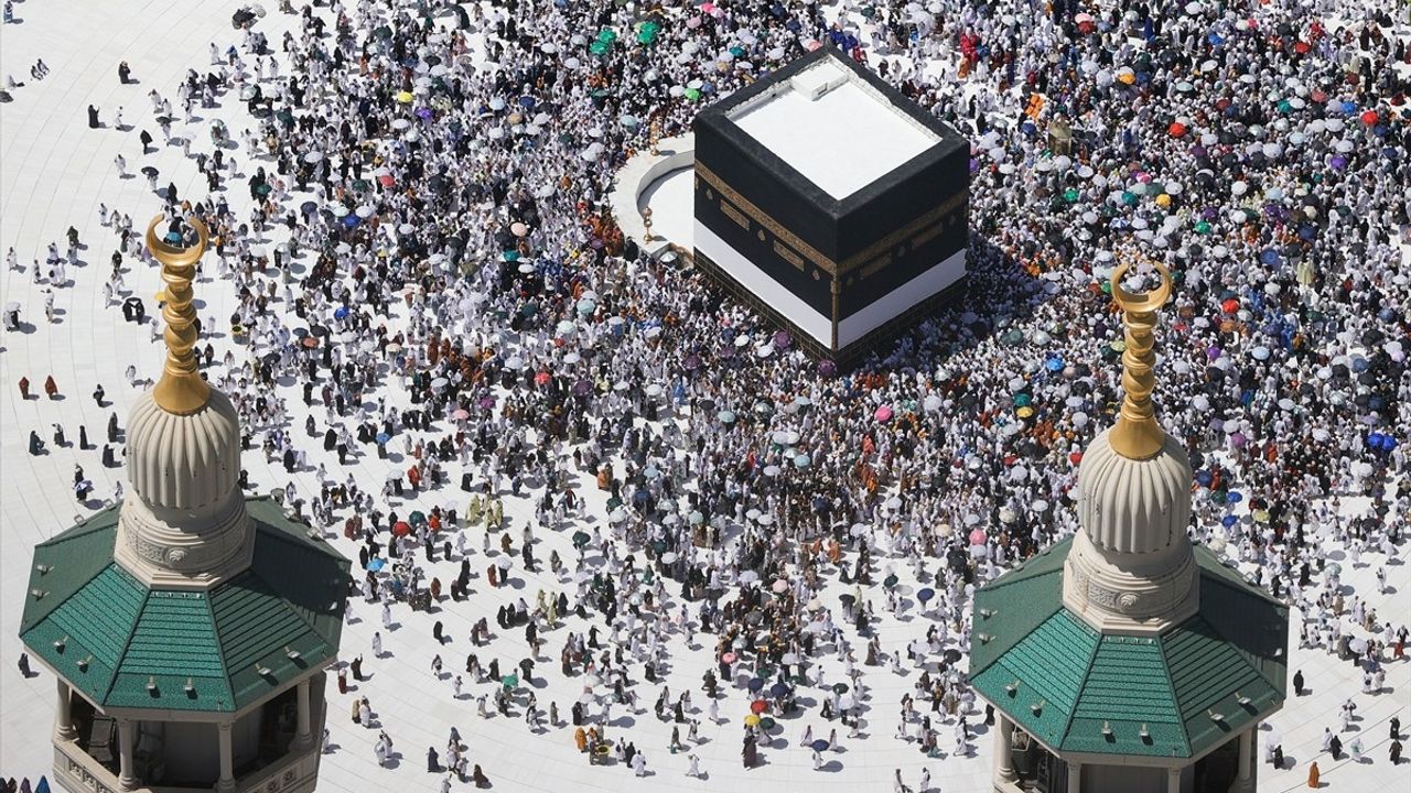Mekke'de Hac Heyecanı: Kabe, Kraliyet Saat Kulesi'nden Görüntülendi