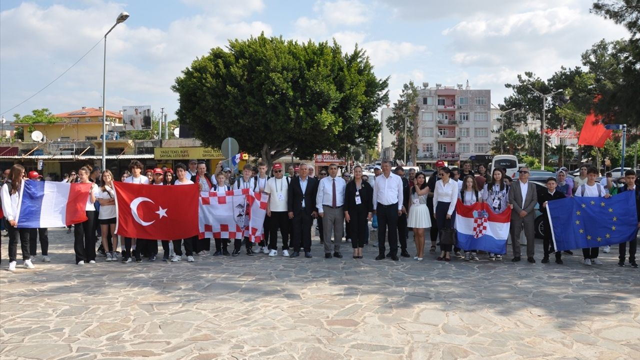 Mersin'de Atık Materyallerle Tasarlanan Kıyafetler Defilesi