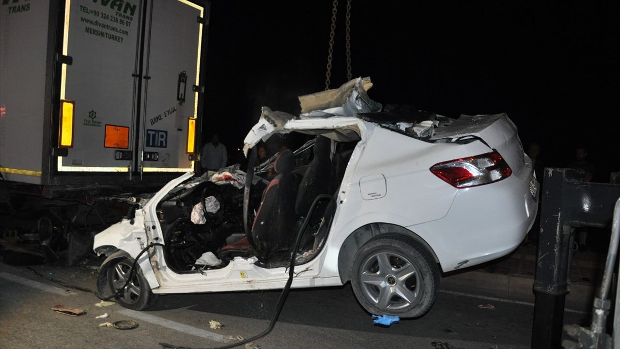 Mersin'de Otomobil Tırla Çarpıştı: 2 Ölü
