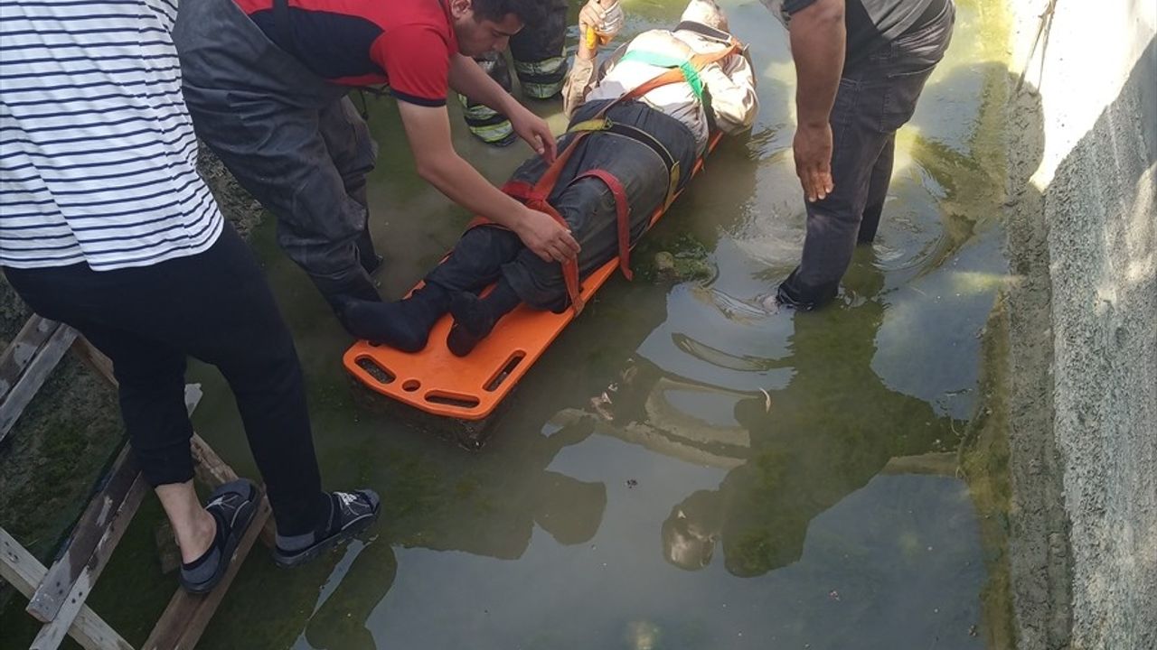 Mersin'de Sulama Kanalına Düşen Yaşlı Adam Kurtarıldı