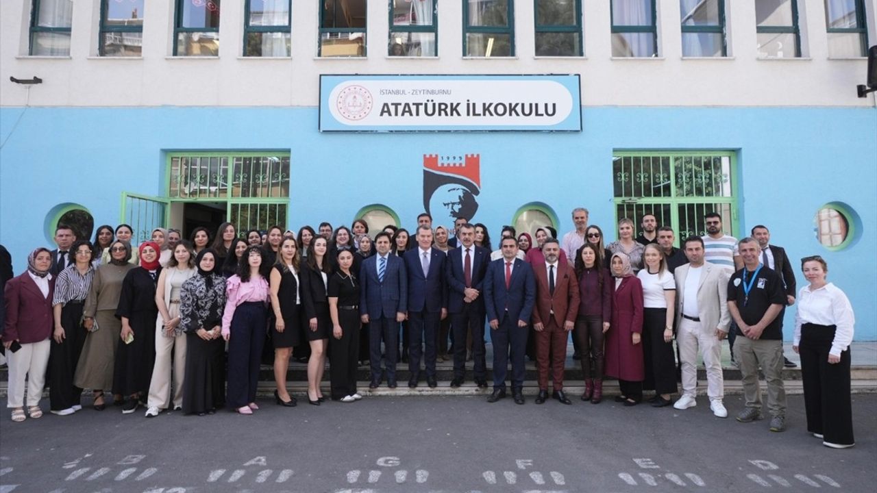 Milli Eğitim Bakanı Tekin İstanbul'daki Eğitmenlere Destek Verdi
