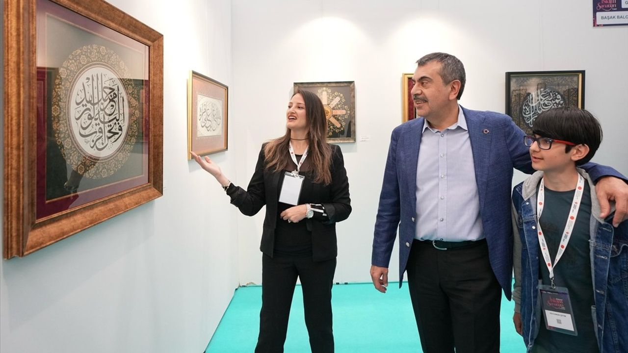 Milli Eğitim Bakanı Tekin Uluslararası İslam Sanatları Fuarı'nı Ziyaret Etti
