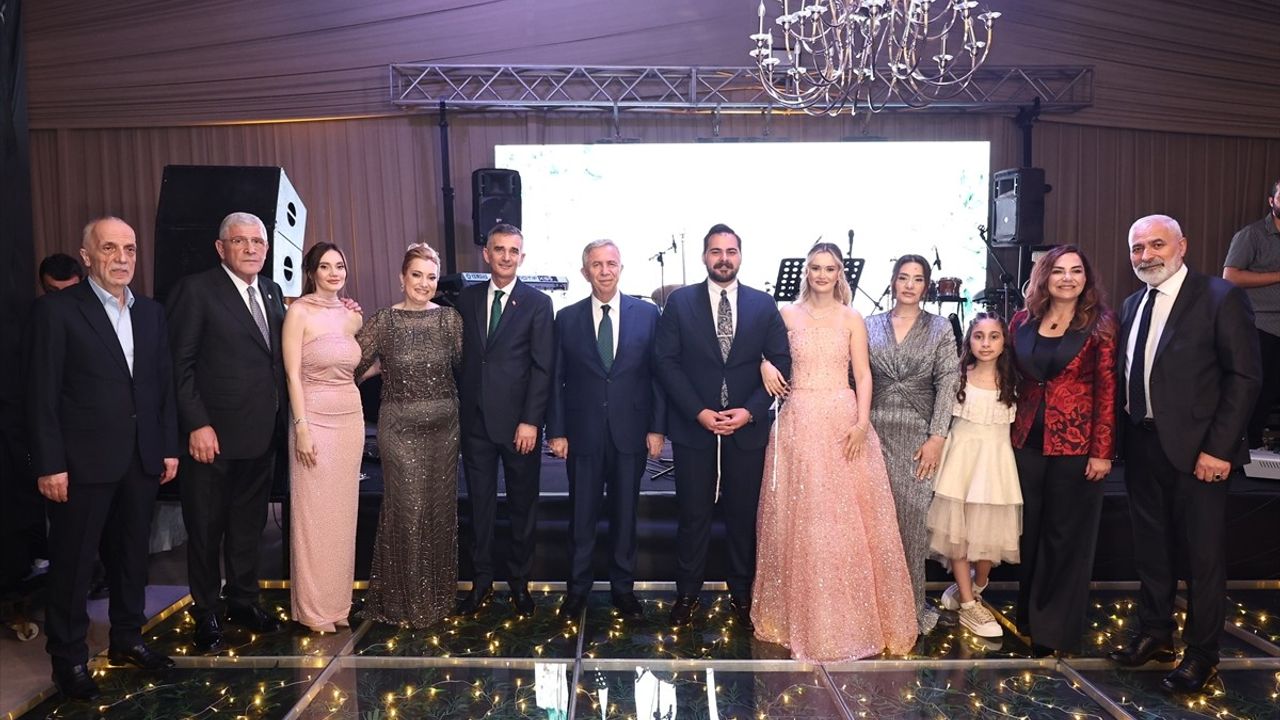 Müsavat Dervişoğlu'nun Katıldığı Nişan Töreni