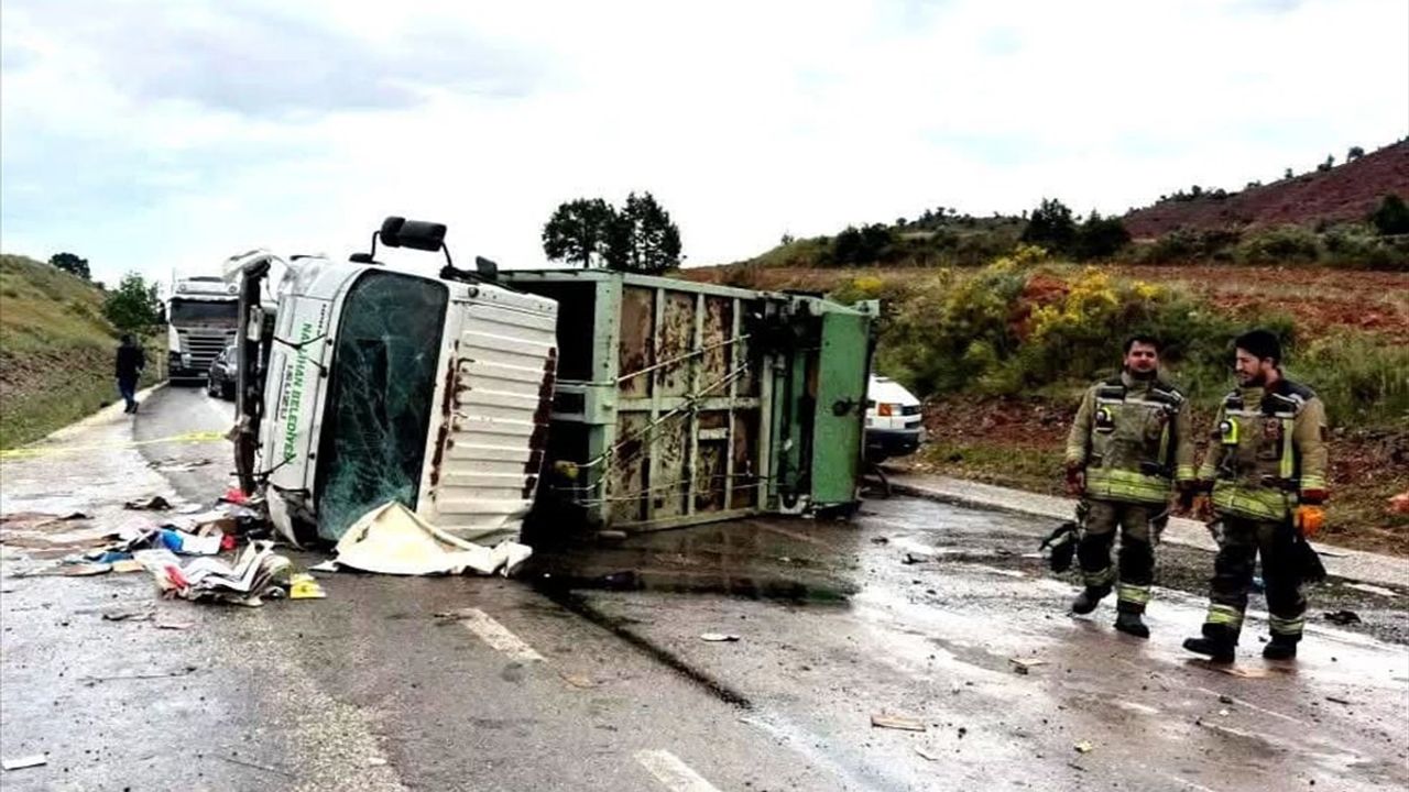Nallıhan'da Çöp Kamyonu Devrildi