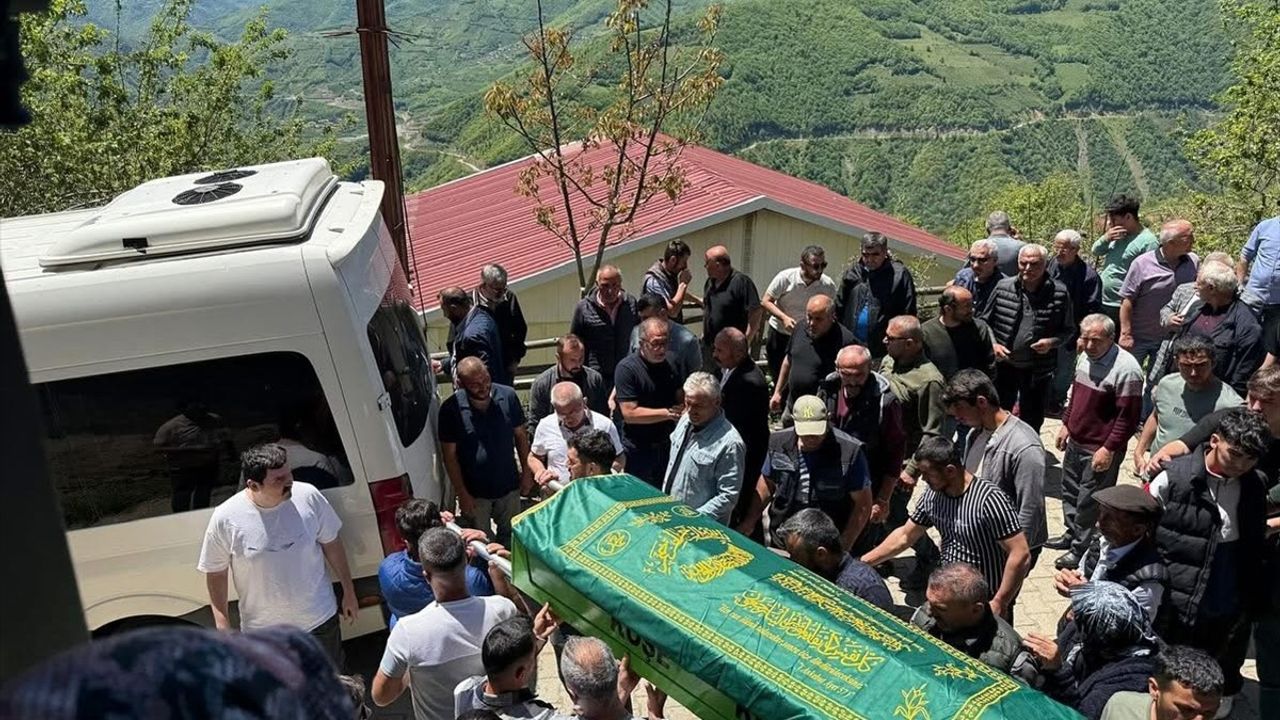 Ordu'da Lise Öğrencisinin Cenazesi Toprağa Verildi