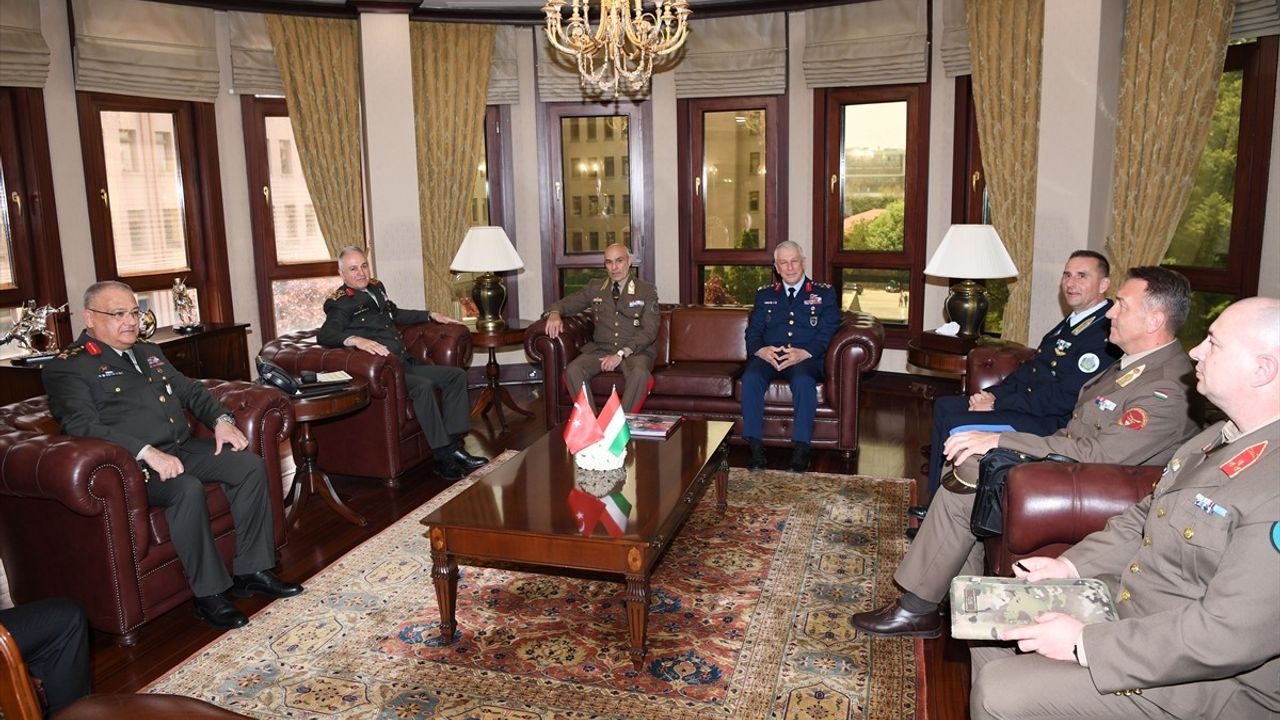 Orgeneral Gürak, Macar Komutanlarla Görüştü