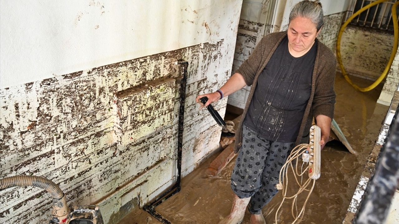 Osmaniye'de Sel Felaketi: 8 Araçtan 7'sine Ulaşıldı
