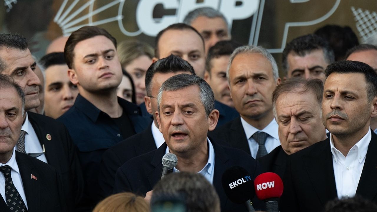 Özgür Özel'den Anma Töreni Sonrası Yerel Siyasete Dair Çarpıcı Açıklamalar