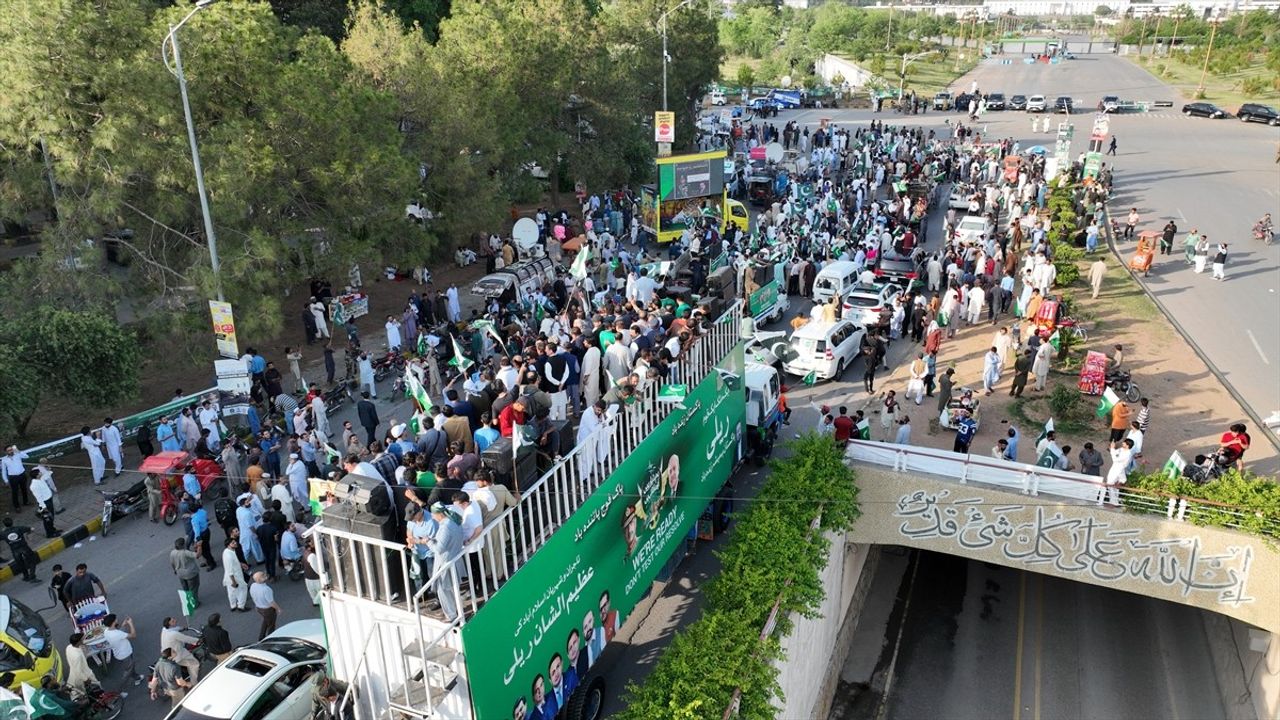 Pakistan'da Orduya Destek Gösterileri