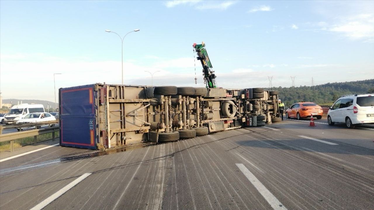Pendik'te Tır Kazası: Sürücü Yaralı