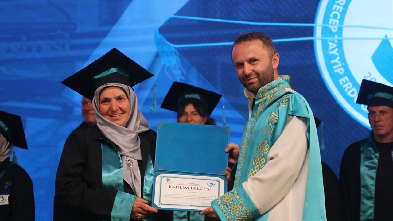 Rize'de 3. Yaş Üniversitesi İlk Mezunlarını Verdi