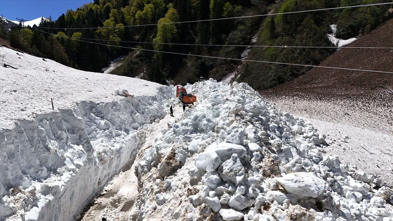Rize'de Yayla Yollarında Karla Mücadele Devam Ediyor