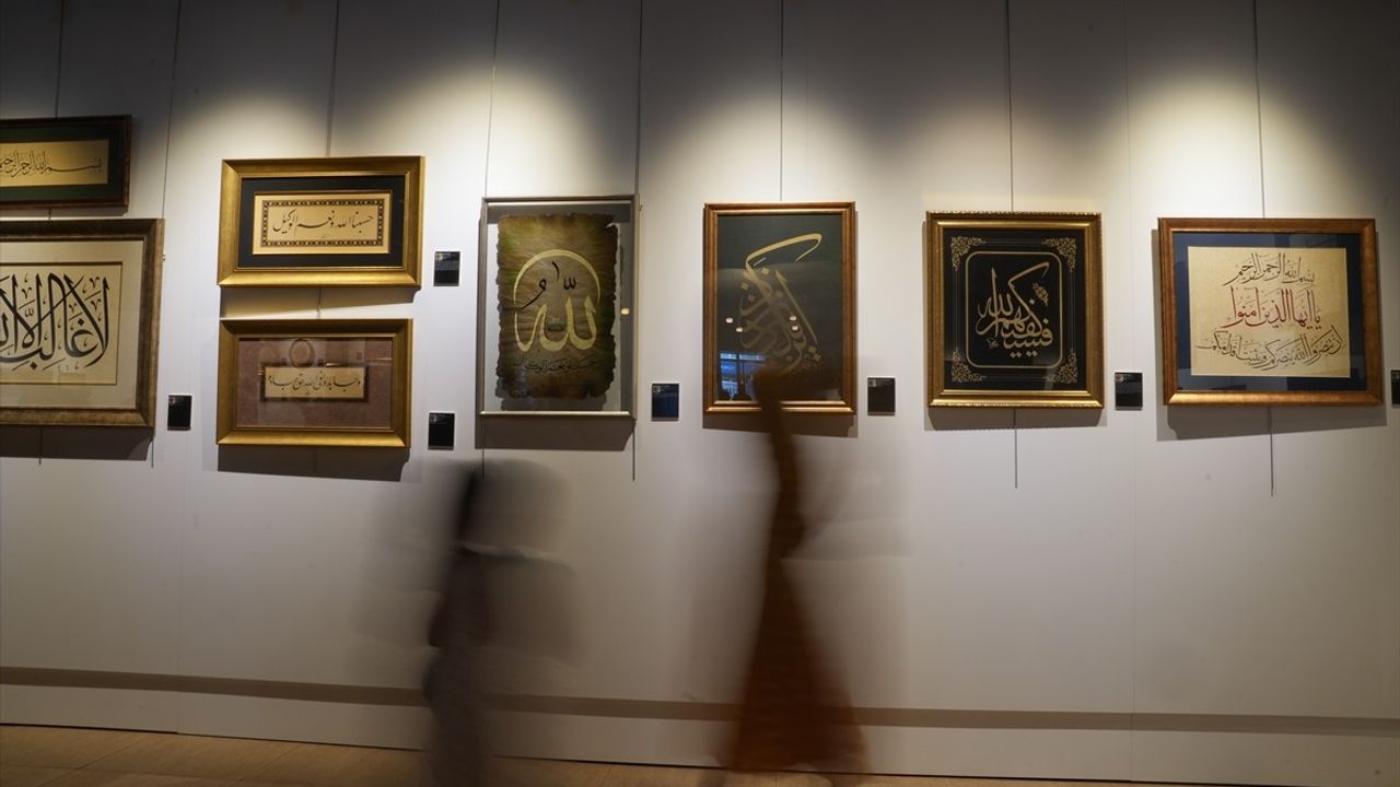 Sadakat Sergisi Dolmabahçe Sanat Galerisi'nde Ziyarete Açıldı