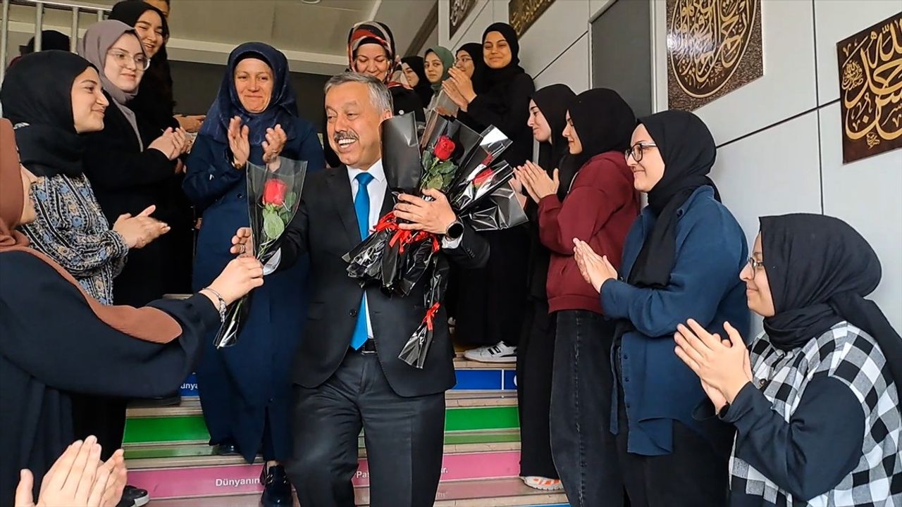 Sakarya'da 41 Yıllık Eğitimciye Duygusal Veda