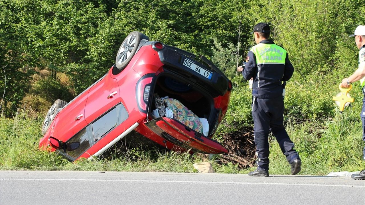Sakarya'da Devrilen Araçta 4 Yaralı