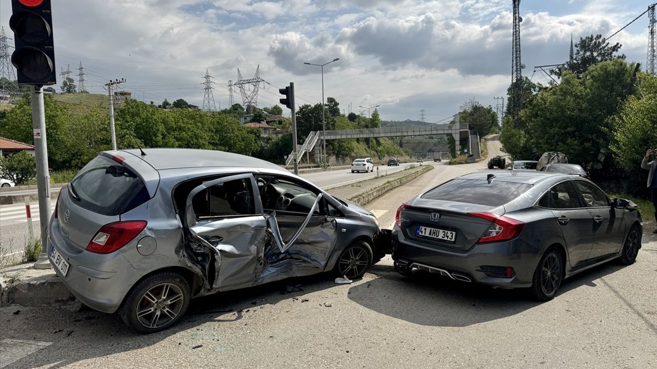 Sakarya'da İki Araç Çarpıştı: 4 Yaralı