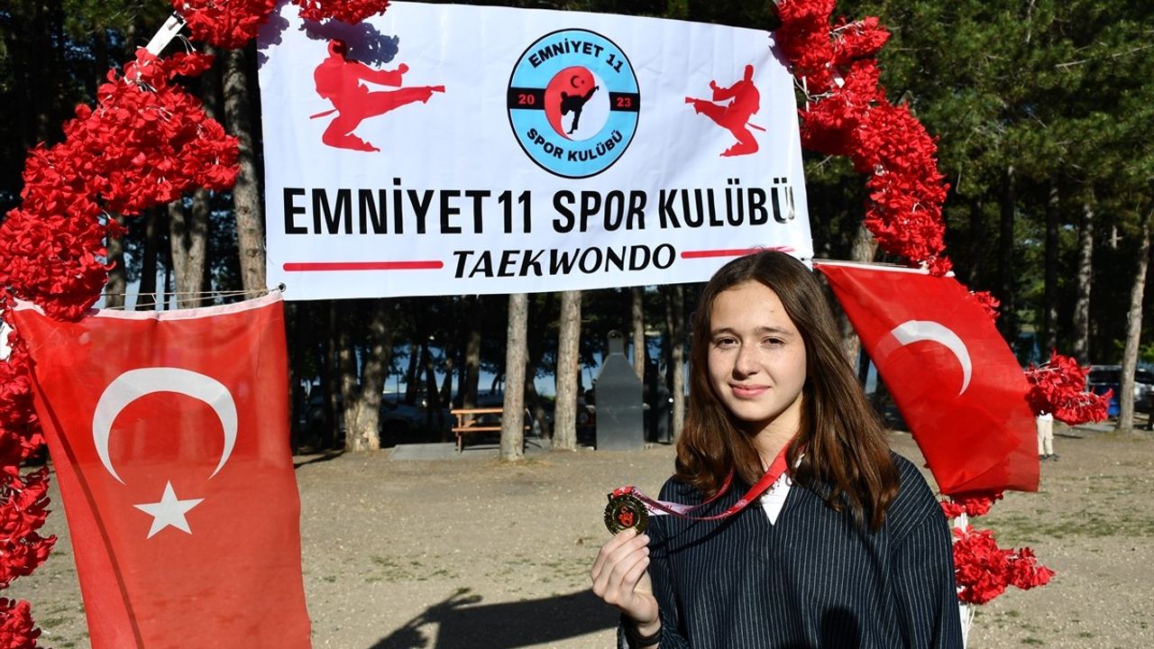 Şampiyon Tekvandocu Ebrar Çakır'a Davul Zurnalı Karşılama
