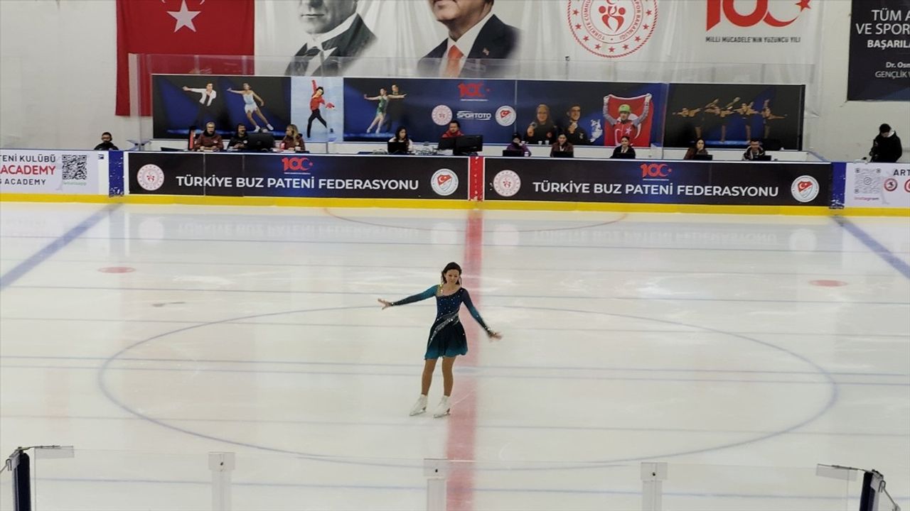 Samsun'da Artistik Buz Pateni Amatörler Yarışması Tamamlandı