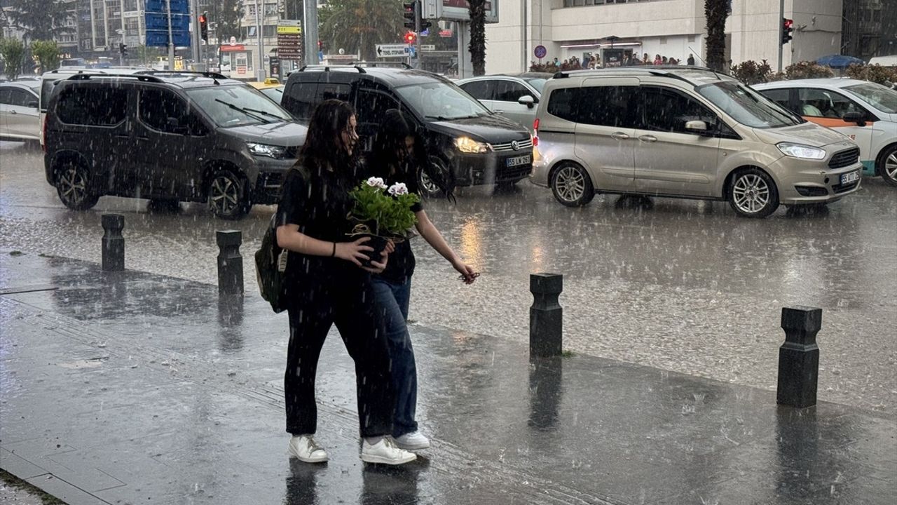 Samsun'da Sağanak Yağış Hayatı Olumsuz Etkiledi
