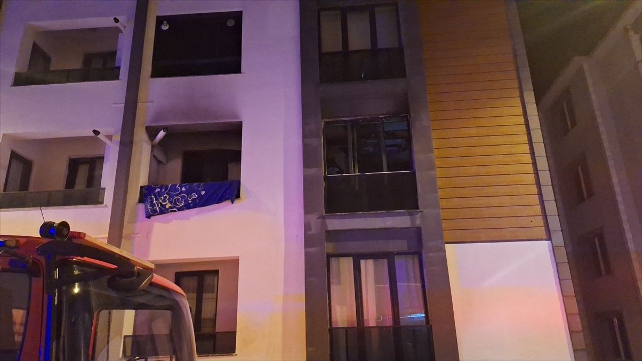 Samsun'daki Apartman Yangınında 3 Kişi Dumandan Etkilendi