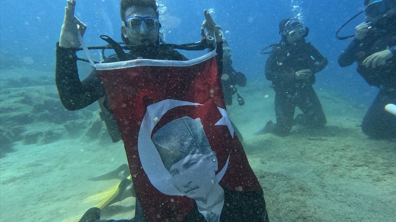 Samsunlu Sporcular 19 Mayıs'ı Denizin Derinliklerinde Kutladı